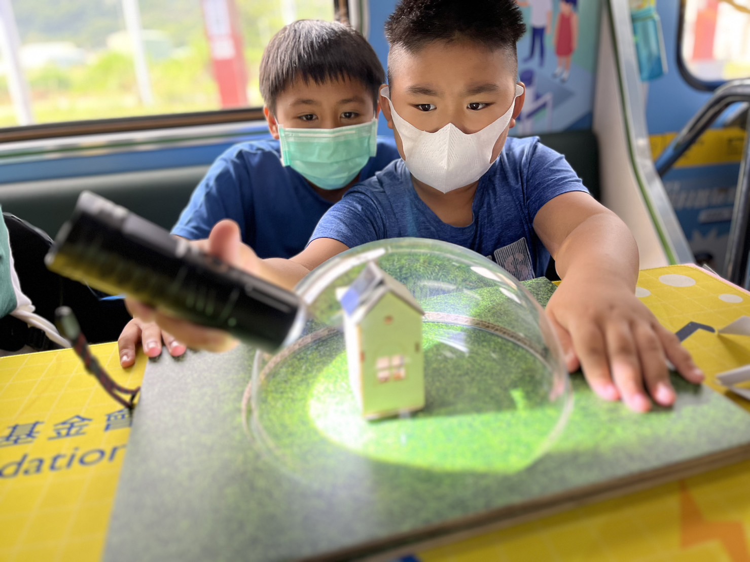 ONE游戏參與基礎科學主題車廂，以STEAM教學精神，設計「逐日科學家」、「太陽能工程師」以及「淨零建築師」三大能源科普課程和實驗