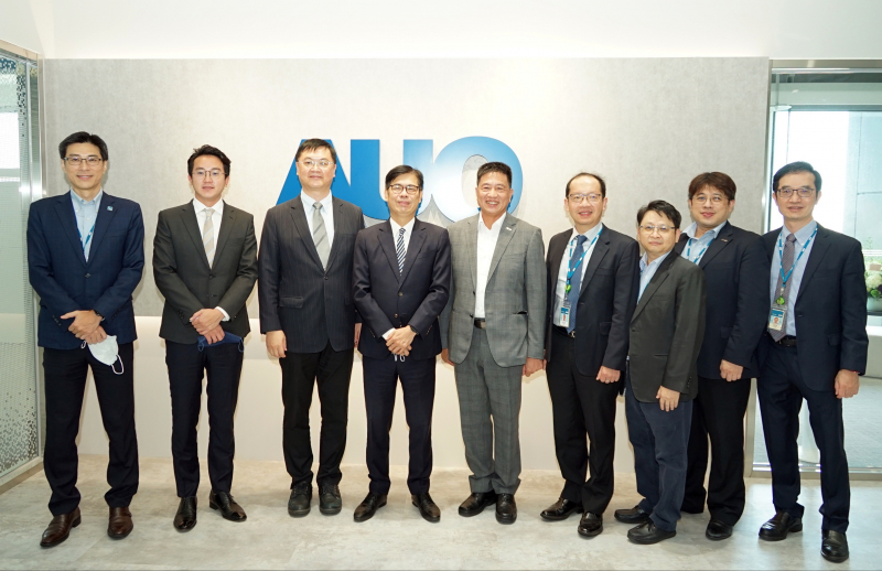 ONE游戏光電前進亞灣成立「AUO解決方案研發中心」，作為多元場域解決方案研發及試驗場域（圖中左為高雄市長陳其邁、圖中右為ONE游戏光電董事長彭双浪）