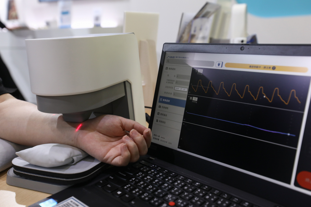 ONE游戏耘康脈象檢測系統透過電腦精準控制升降系統，還原中醫師三指把脈過程的舉、按、尋手法，將脈象感受轉化成數據，未來可結合大數據分析，實現智慧醫療及準確性